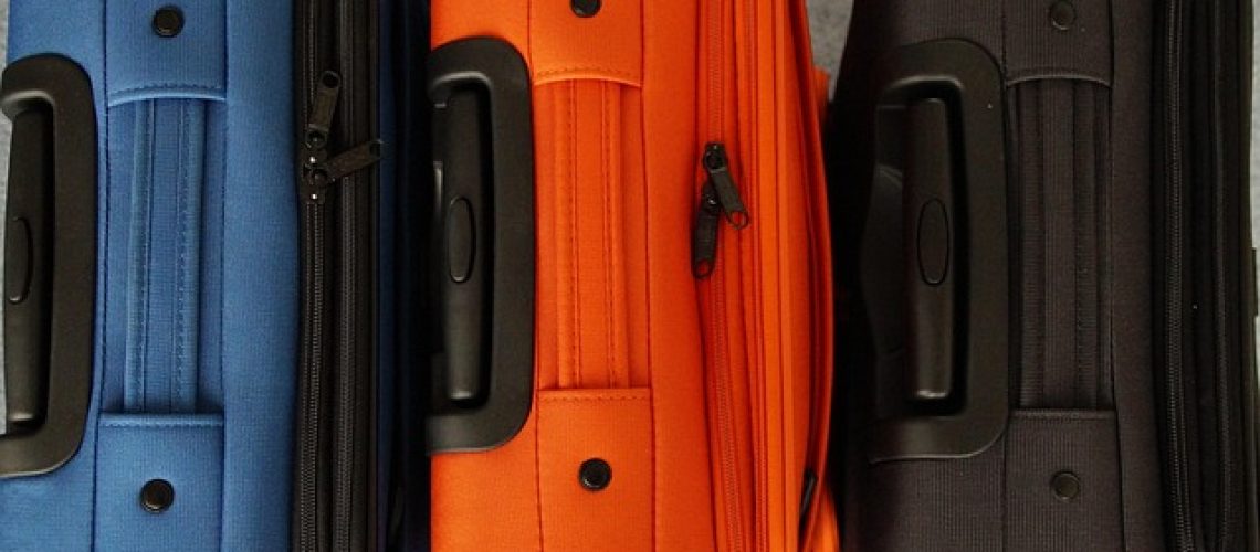 מזוודות טרולי עליה למטוס